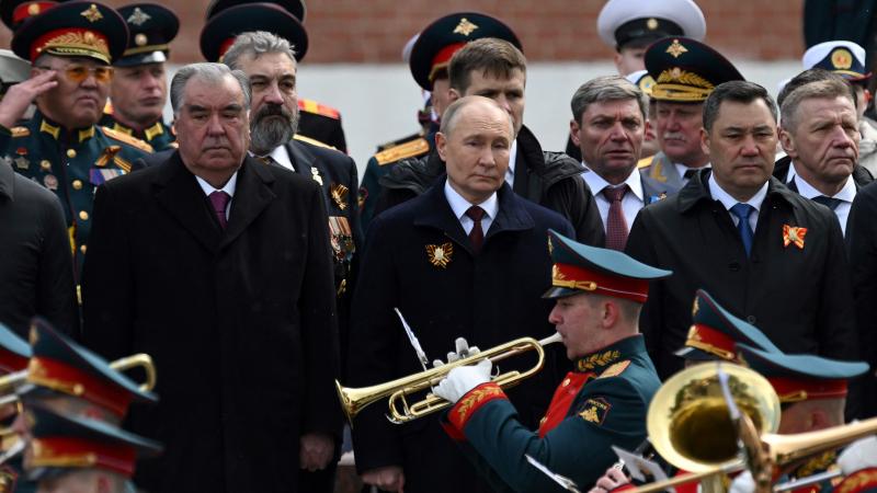 بوتين يحضر احتفالات "عيد النصر" في الساحة الحمراء بروسيا - رويترز