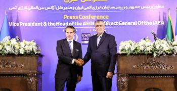 المدير العام للوكالة الدولية للطاقة الذرية رافائيل غروسي ورئيس منظمة الطاقة الذرية الإيرانية محمد إسلامي