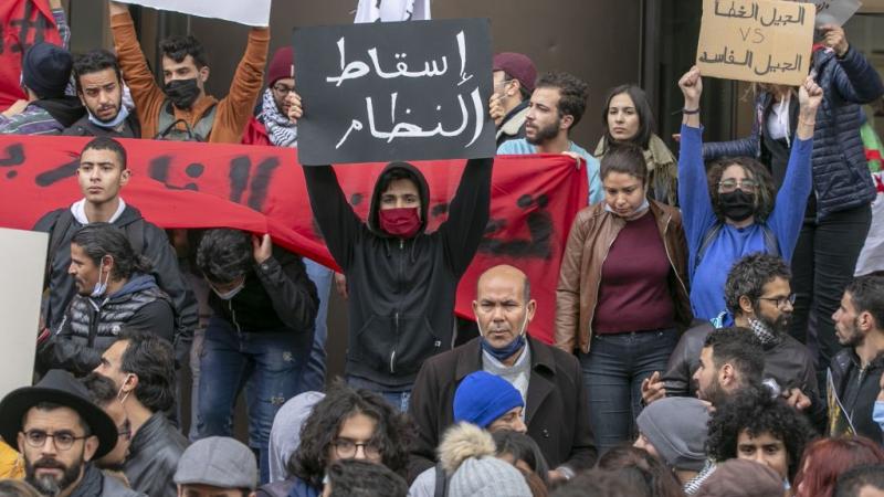 من الشعارات التي رددها المحتجون: "وزارة الداخلية وزارة إرهابية"، و"يا مشيشي يا عميل خذ بوليسك واستقيل". 