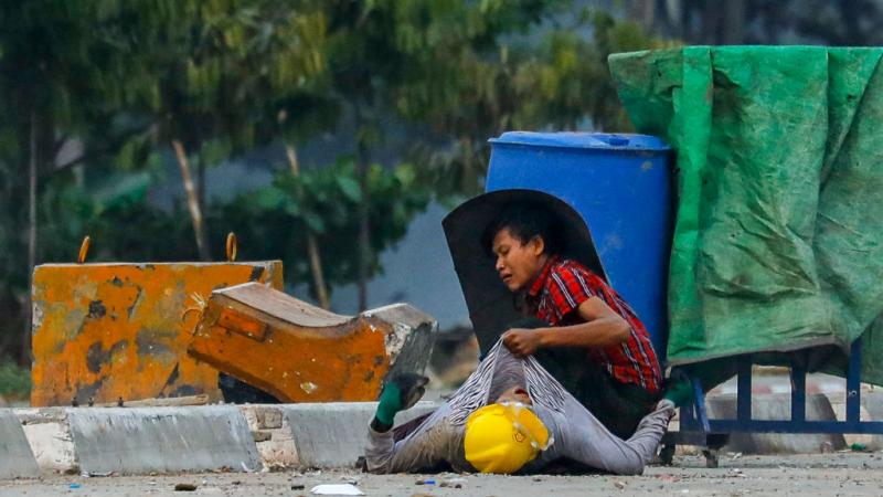 تمكّن متظاهرون بورميون استخدموا أجزاء من مستوعبات النفايات دروعًا لهم من نقل المصابين