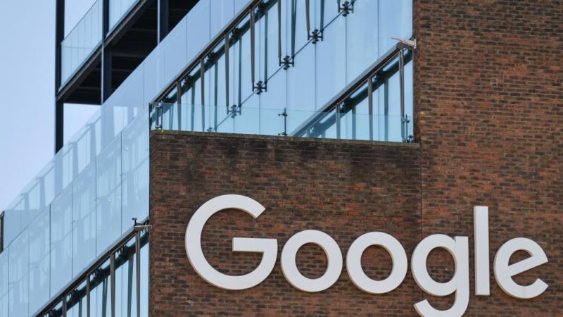 تشكل الغرامة "غوغل" أحدث خطوة من جانب السلطات الأوروبية لاتخاذ موقف أكثر صرامة حيال شركات التكنولوجيا الأميركية العملاقة (غيتي)
