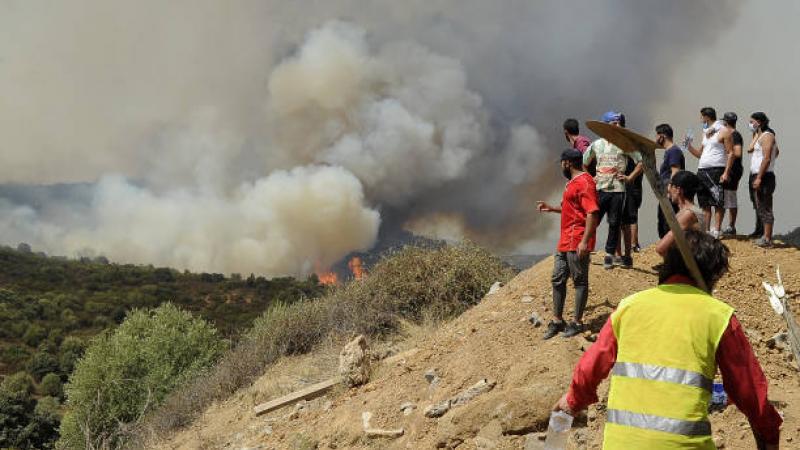 لدى السلطات الأمنية والقضائية الجزائرية أدلة علمية بأن بعض الحرائق إجرامية، المسؤولون وعدوا بأن العقوبات ستصل إلى الإعدام (غيتي).