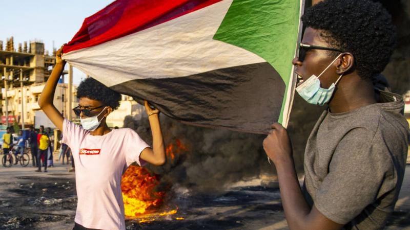 خرج المتظاهرون في السوادن إلى الشوارع للاحتجاج على الانقلاب (غيتي)