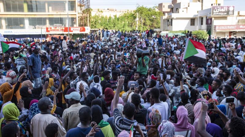 هتف المتظاهرون في جميع أحياء العاصمة السودانية "المدنية خيارنا"هتف المتظاهرون في جميع أحياء العاصمة السودانية "المدنية خيارنا" (غيتي)