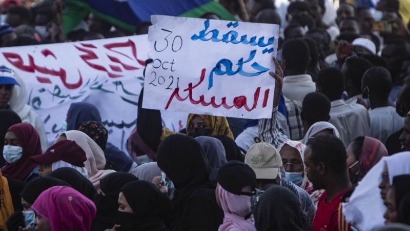 جاء لقاء بيرتيس بحمدوك غداة تظاهرات شعبية حاشدة طالب فيها عشرات الآلاف بـ"إسقاط حكم العسكر" بعد نحو أسبوع من الانقلاب (غيتي)