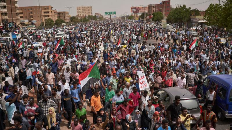 تشهد السودان وخصوصًا العاصمة موجة من التظاهرات الرافضة للانقلاب