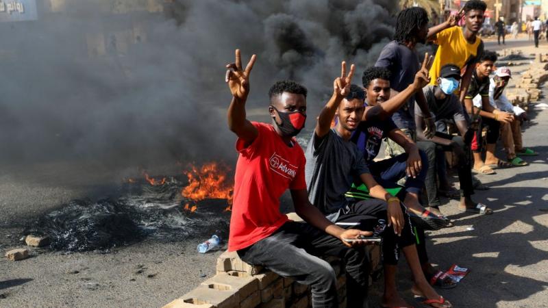 متظاهرون ضد الانقلاب العسكري في السودان