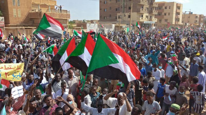 تظاهرات في السودان تنديدًا بالانقلاب العسكري (غيتي)