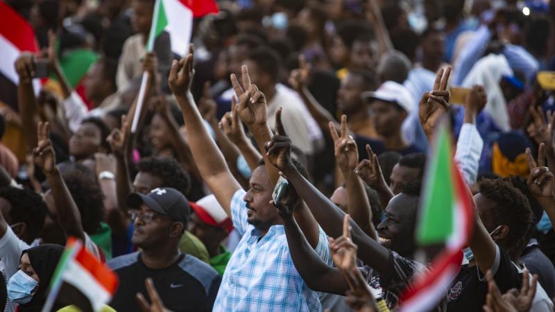   لقاءات مكثفة بين دبلوماسيين غربيين ورئيس الوزراء السوداني المعزول عبد الله حمدوك لبحث الحل (غيتي)