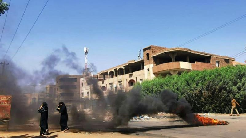 فرّقت قوات الأمن السودانية، أمس الأحد، تظاهرتين مناهضتين للانقلاب بإطلاق قنابل غاز مسيّل للدموع