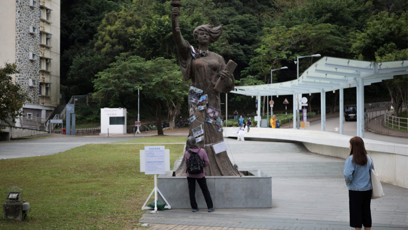 تمثال "آلهة الديمقراطية" في جامعة هونغ كونغ الصينية (غيتي)