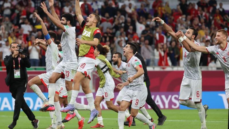 لاعبو المنتخب التونسي يحتفلون بالفوز على الإمارات