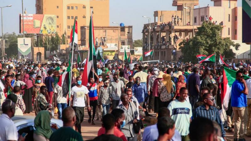 يشهد السودان منذ 25 أكتوبر احتجاجات رفضًا لإجراءات استثنائية تضمنت إعلان حالة الطوارئ (غيتي)