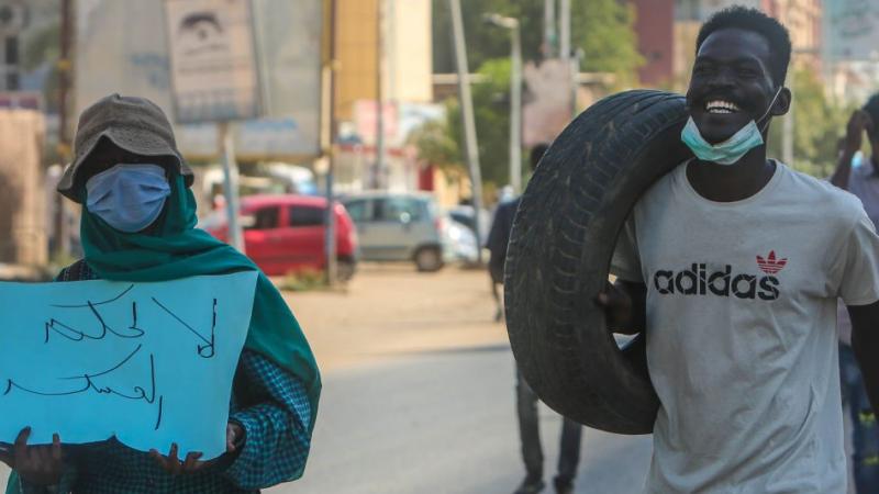 يستعد السودانيون لمليونية جديدة ضد الانقلاب بهدف إسقاطه وذلك في الذكرى الثالثة لثورة ديسمبر (غيتي)