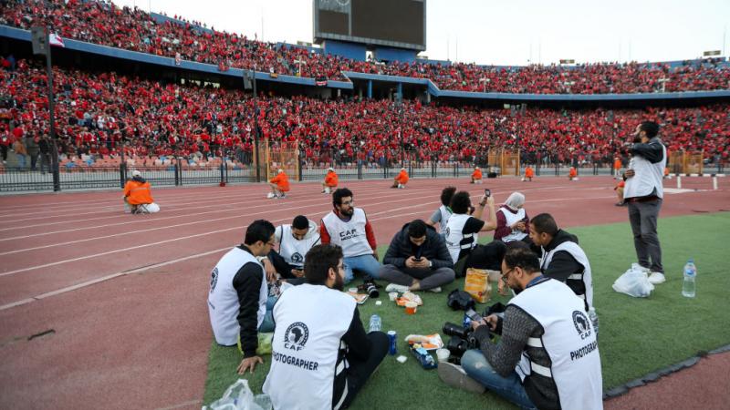 المصورون من وسائل الإعلام لحظة تناولهم الإفطار في استاد القاهرة