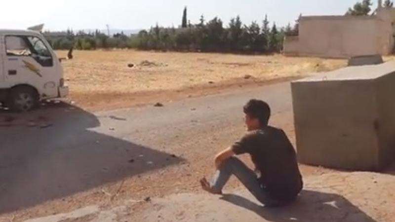 فقد شاب سوري أخويه عقب قصف مدفعي روسي استهدف قرية كفرنوران غربي حلب. 