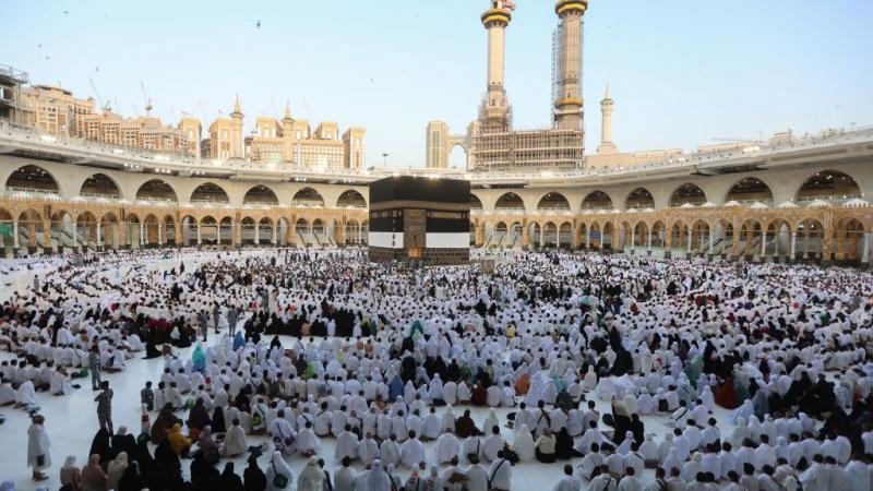 أدى مصلون صلاة عيد الأضحى في المسجد الحرام ونظيره النبوي وفي مختلف أنحاء السعودية