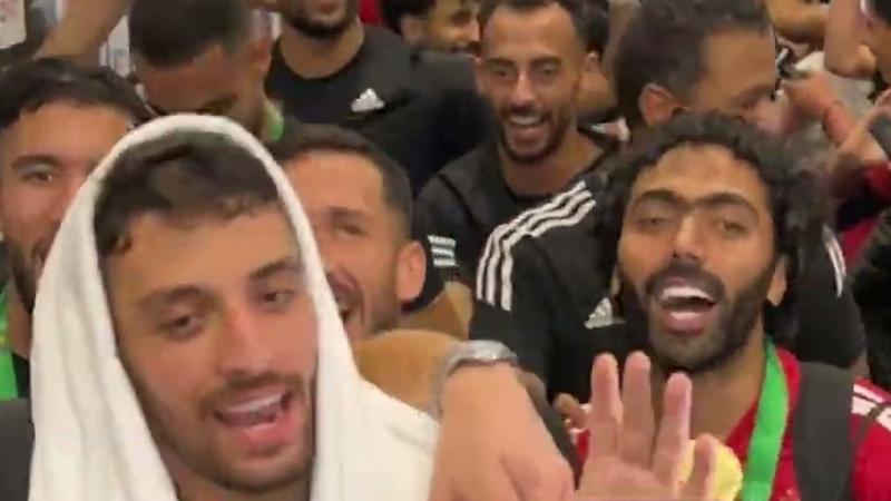 طاهر محمد خلال احتفاله الشهير مع زملائه عقب الفوز بلقب دوري أبطال إفريقيا