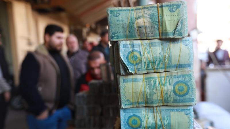 يقوم البنك المركزي العراقي ببيع العملة من خلال مزاد العملة إلى البنوك أو محلات الصيرفة- غيتي
