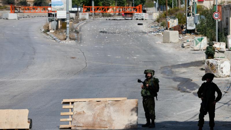 يصعد الاحتلال الإسرائيلي اعتداءاته على الفلسطينيين في الضفة الغربية بالتزامن مع العدوان على قطاع غزة - أرشيف رويترز