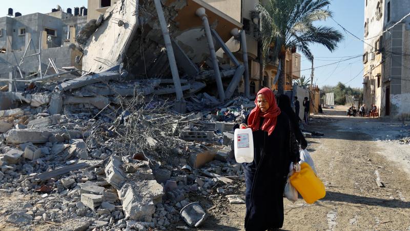 يمنع الاحتلال الإسرائيلي الماء والكهرباء عن قطاع غزة - رويترز