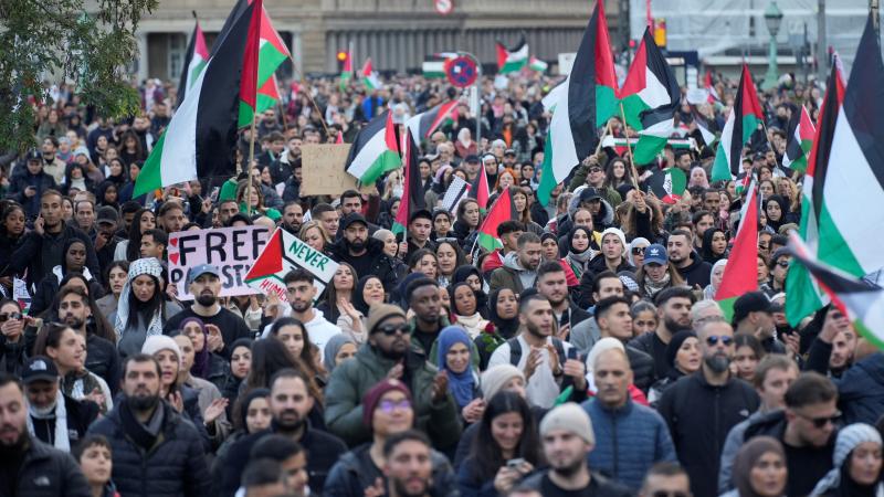 جاب الآلاف أكبر شوارع كوبنهاغن في مسيرة ضخمة تنديدًا بالعدوان الإسرائيلي على قطاع غزة - رويترز