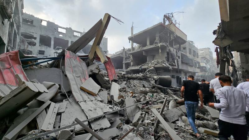 واصلت طائرات الاحتلال قصفها على قطاع غزة بمساندة من زوارقه ومدفعيته مستهدفة منازل المدنيين- رويترز