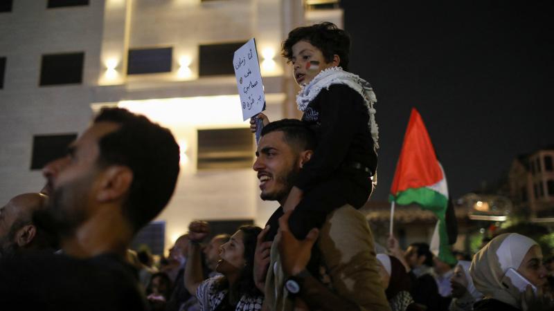 هتف المحتجون في عمّان للمقاومة وأثنوا على أدائها المشرف في مواجهة العدوان الإسرائيلي على قطاع غزة - رويترز
