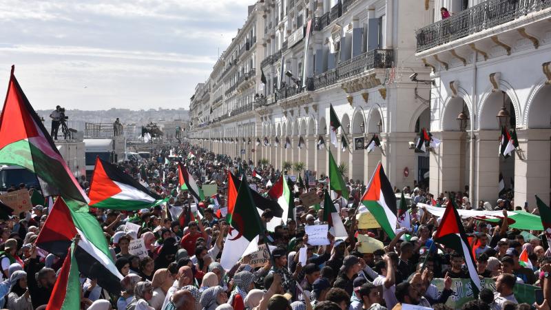 عشرات آلاف في الجزائر يتظاهرون في مدن عدة تضامنًا مع الفلسطينيين ومنددين بإسرائيل