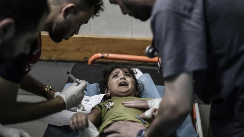 يعمل الأطباء في قطاع غزة في ظروف غاية في الصعوبة - الأناضول