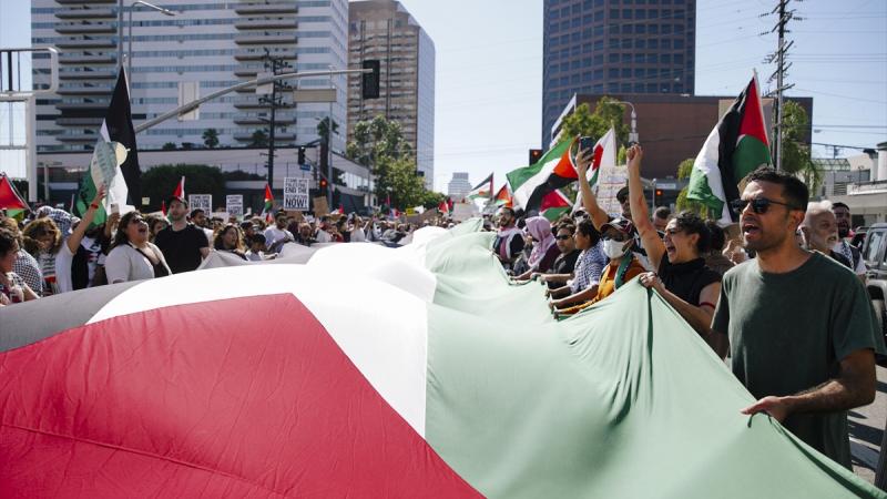  وصف المتظاهرون في لوس أنجلوس بالولايات المتحدة تسوية عدد من أحياء غزة بالأرض وقتل أسر بكاملها بالمذبحة الجماعية