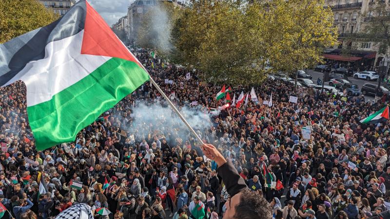 مظاهرة لإظهار التضامن مع الشعب الفلسطيني بالقرب من ساحة الجمهورية في باريس - الأناضول