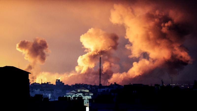 تشن إسرائيل  عدوانًا على قطاع غزة منذ 3 أسابيع أسفر عن استشهاد وإصابة الآلاف 
