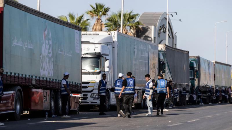 قافلة مساعدات لقطاع غزة تقف بالقرب من مبنى محافظة شمال سيناء بمصر 