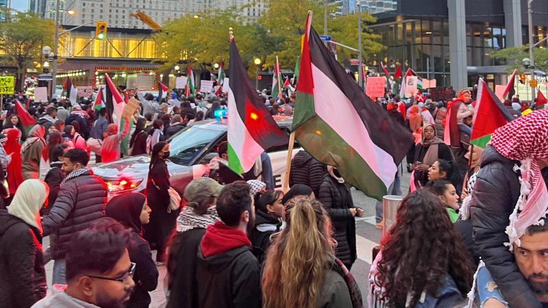 تظاهر المئات في تورنتو تضامنًا مع غزة