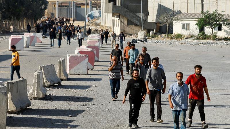 كانت تقطعت السبل بالعمال من غزة داخل الخط الأخضر واحتجزهم الاحتلال في عدة أماكن في ظروف صعبة - رويترز