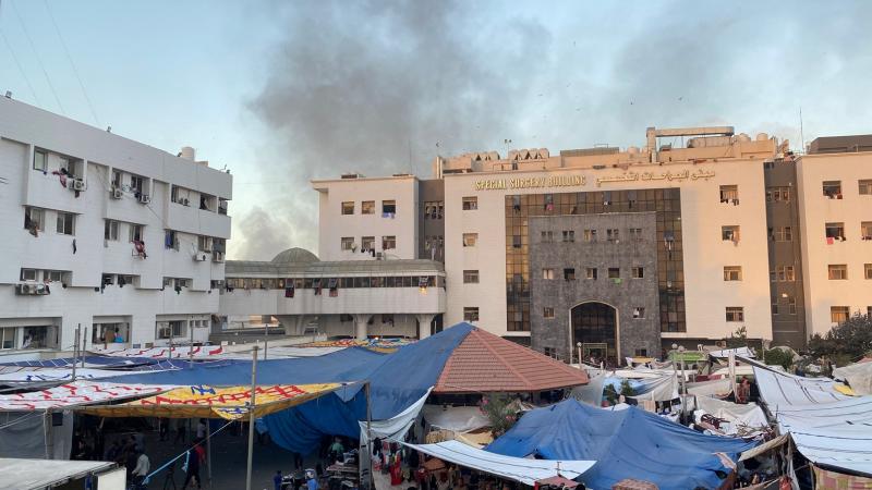 استشهد عدد من الفلسطينيين وأصيب آخرون جراء قصف إسرائيلي استهدف مبنى العيادات الخارجية بمستشفى الشفاء في غزة