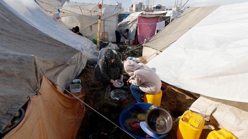 "الأونروا" تحذّر من الأمراض الناتجة عن توقف محطات معالجة مياه في غزة - رويترز