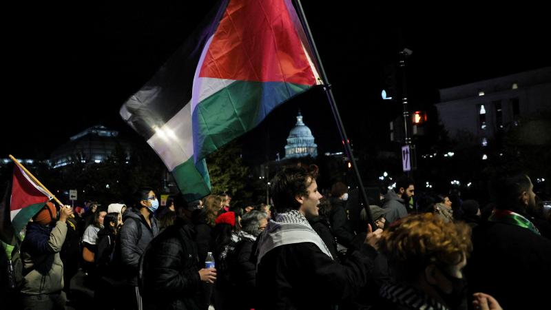 متظاهرون داعمون لفلسطين يشتبكون مع الشرطة الأميركية - رويترز