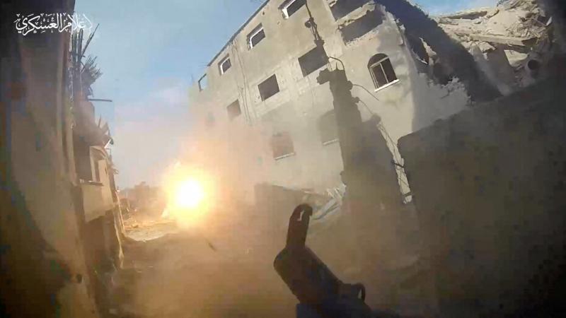 يرصد المقاومون آليات الجيش الإسرائيلي ومدرعاته من بين الجدران المتداعية لمدينة غزة ومن تحت أنقاضها - رويترز
