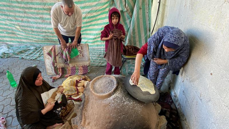 كميات من الطحين في متناول سكان جنوب غزة أخيرًا - رويترز