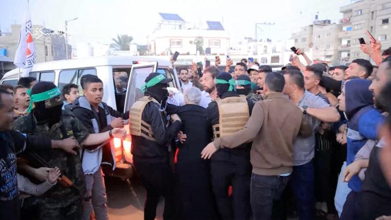 لحظة إفراج حماس عن الأسرى في اليوم الأول من الهدنة السابقة - رويترز