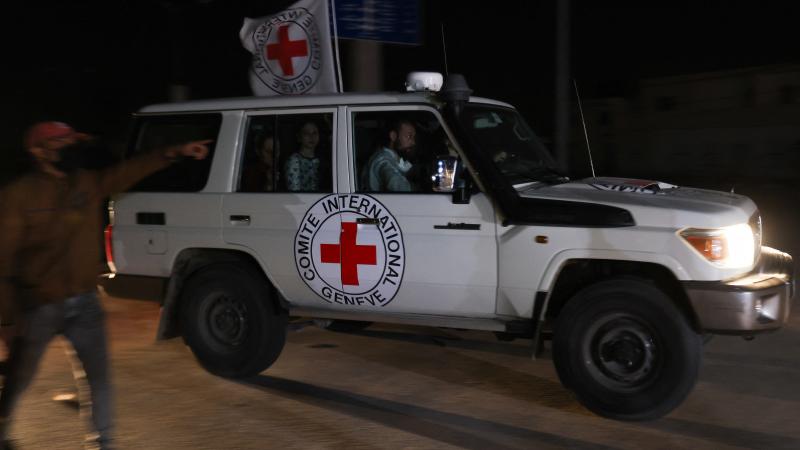 سيارة الصليب الأحمر التي تحمل الأسرى الإسرائيليين عند معبر رفح - رويترز