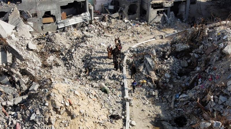 مراسل "العربي" يرصد حجم الدمار في منطقة عبسان بمدينة خانيونس - رويترز