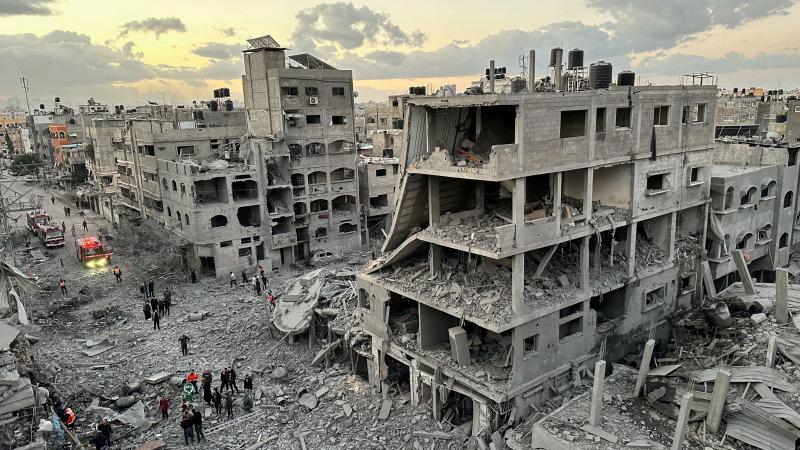 أعلن المتحدث باسم الخارجية القطرية اليوم الإثنين أنه تم التوصل إلى اتفاق لتمديد الهدنة الإنسانية ليومين إضافيين في قطاع غزة - رويترز