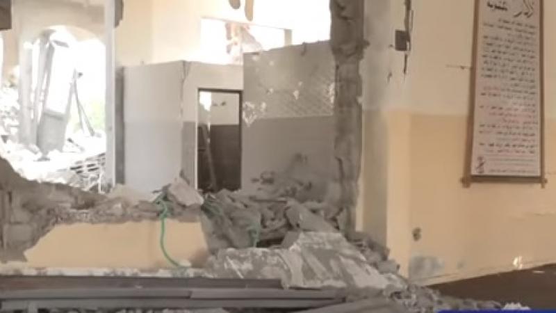 مشاهد من الدمار الذي لحق بأحد المساجد في خانيونس إثر القصف الإسرائيلي