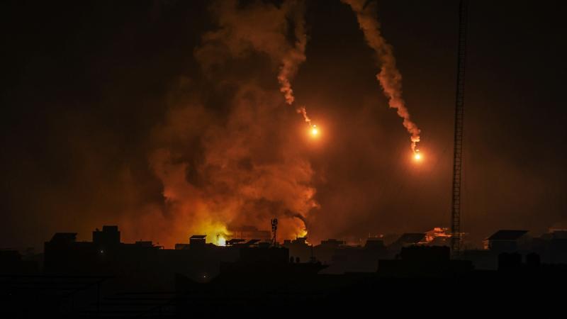 يستمر القصف الإسرائيلي على قطاع غزة لليوم الـ33 على التوالي- الأناضول 