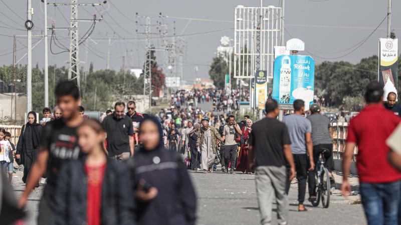 رصدت صحيفة "داغبلادت" النرويجية رحلة عذاب نازحين فلسطينيين من شمال غزة إلى جنوبها - الأناضول