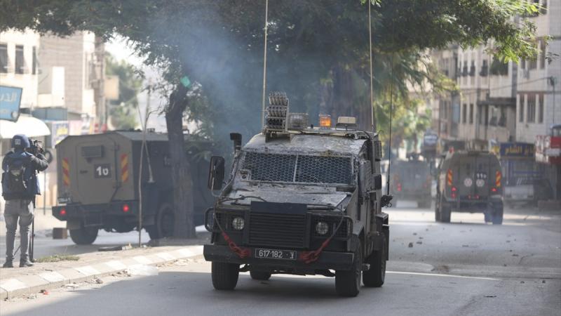 أفاد مراسل "العربي" أن جيش الاحتلال الإسرائيلي أطلق الرصاص مباشرة باتجاه الشبان الفلسطينيين في مخيم بلاطة 