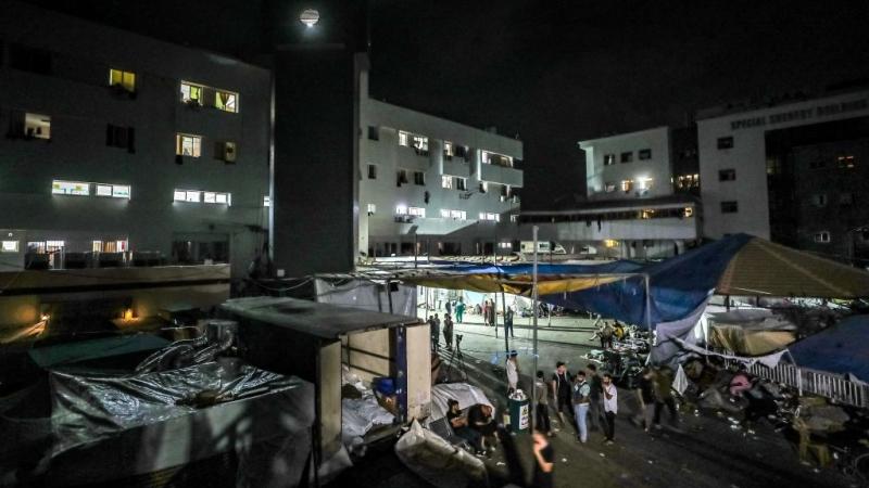 يعج محيط مستشفى الشفاء بقطاع غزة بالنازحين